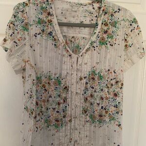 Flowered gauze cotton blouse.